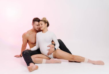 Hassas bir anda çift olduk. Bir çift sıcak bir poz veriyor, sevgi ve şefkat sergiliyor yumuşak, pastel bir ortamda..