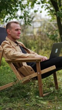 Hayat tarzı işletme müdürü dışarıda çalışıyor. Laptoplu duygusal yakışıklı bir adam. Dikey video