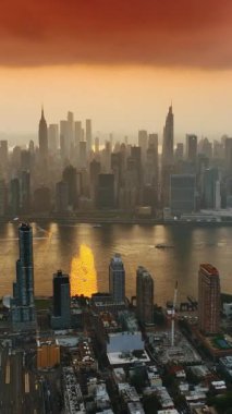Nehrin üzerinde Manhattan 'ın sisli bir yerinde. İnsansız hava aracı günbatımında yoğun bir şekilde inşa edilmiş New York 'un üzerinde. Dikey video