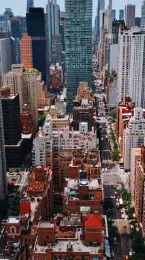 Muhteşem gökdelenlerin arasında uçmak. New York şehir merkezinin büyüleyici mimarisi havadan bakıldığında. Dikey video