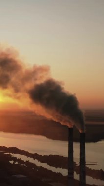 Tüten endüstriyel alan fabrikası bacaları. Bacadan gelen bitki ve dumanın havadan görünüşü