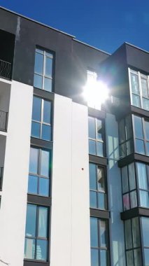 Yüksek apartmanlı bir yerleşim yeri. Birçok pencere ve balkonlu yüksek apartman manzarası