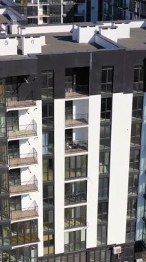 Yerleşim yeri topluluğunun havadan görünüşü. Çok katlı çok katlı apartmanın dış cephesi