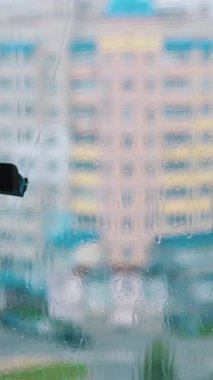 Pencereyi silecekle temizliyorum. Cam temizleme pencereli pencere temizleyicisi