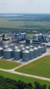 Büyük bir tahıl deposu. Karayolu yakınında büyük bir tahıl tankı
