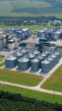 Büyük silolarda tahıl deposu. Yol kenarında tahıl ya da tohum için büyük bir tank.