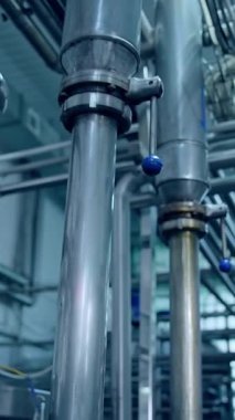 Modern metal aletler. Mandıra Fabrikası Metal Tüplü Endüstriyel Ekipman