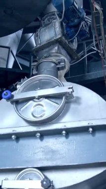 Büyük mandıra makinesi. Büyük miktarda süt yapmak için büyük bir makine