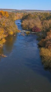 Güzel sonbahar manzarası manzarası. Ormanın ve sonbahar nehrinin yukarıdan görünüşü