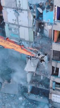 Duygusuz eski ev. Teknoloji kullanılarak bir binanın tahrip edilmesi