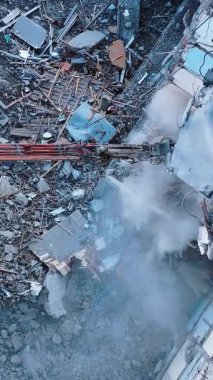 Demolution Yıkımı Eski Ev Binası. Buldozer Mekanik Kolu ile Eski Ev 'i Yok Etmek