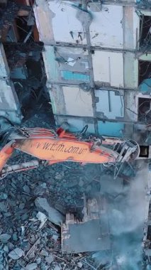 Eski binayı yıkıyorum. Büyük eski evi özel bir makineyle yok etmek.