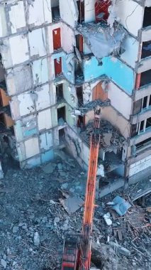 Özel makineler eski binaları yok eder. Özel makineli bir binanın yıkımı