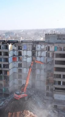 Bir evin sökülmesi. Buldozer Mekanik Kolu ile Eski Ev 'i Yok Etmek