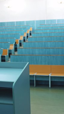 Üniversitede Konferans Salonu. Tahta masaları ve sandalyeleri olan boş oditoryum