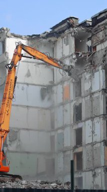 Eski çok katlı evin yıkımı. Ev özel makineler tarafından yıkılıyor..