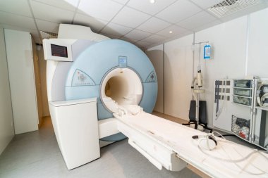 Klinik tıbbi görüntüleme araçları. Bir klinikte, temiz ve düzenli bir çevreye sahip bir hasta muayenesi için modern bir MRI makinesi kuruluyor..