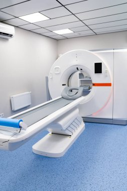 Yüksek teknolojili tıbbi görüntüleme odası. BT tarayıcısı ve hasta işlemleri için hazırlık alanı bulunan temiz ve geniş bir tıbbi görüntüleme odası.