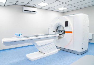 Yüksek teknoloji görüntüleme odası. Tomografi cihazı ve temiz bir çevreye sahip parlak bir tıbbi görüntüleme odası, hasta muayenesi için hazır..