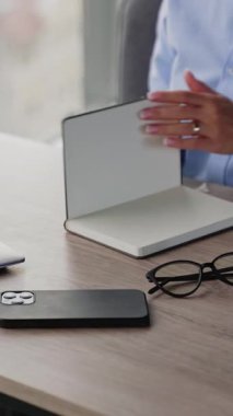 Modern stil ofisindeki bir iş adamı. Cep telefonuyla çalışan güzel bir iş kadını. Dikey video