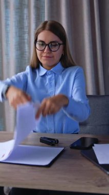 İşletme müdürü kağıt fırlatıyor. Hayat tarzı iş seyahati. Dikey video