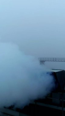 Büyük tarımsal tahıl asansörü. Endüstriyel asansör inşaatının havadan görüntüsü. Dikey video