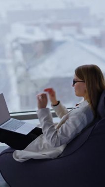 Modern ofiste kadın yönetici. Telefonla çalışan iş kadını. Dikey video