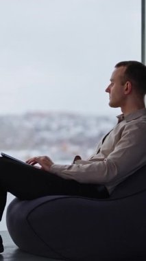 Telefondan kendine güveni tam bir iş adamı. Modern ofiste çalışan profesyonel bir işletme yöneticisi. Dikey video