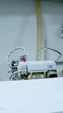 Mobilya imalatı sırasında makine merkezi. Ahşap mobilyalar modern otomatikleştirilmiş makineye yüklendi. Dikey video