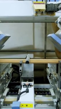 Bilgisayarlı otomasyon ile üretim tesisi. Bilgisayarlı otomasyon fabrikada mobilya üretiyor. Dikey video