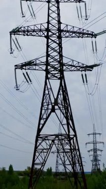 Elektrik iletim güç hatları. Elektrik kablolarının güç hattı. Dikey video