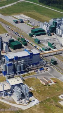 Modern Granary 'nin havadan görünüşü. Tarım ürünlerini depolamak için asansörün havadan görünüşü. Dikey video