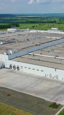 Endüstriyel hava görüntüleri. Banliyö sanayi bölgesinin havadan görünüşü. Dikey video