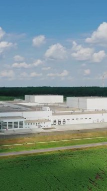 Banliyödeki sanayi bölgesi. Modern fabrikanın havadan görünüşü. Dikey video