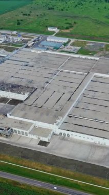 Endüstriyel alanın havadan görüntüsü. Fabrika üretiminin hava görüntüsü. Dikey video