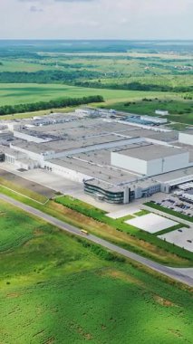 Sanayi fabrikasının çok üstünde. Büyük fabrika ve endüstriyel kompleksin havadan görünüşü. Dikey video