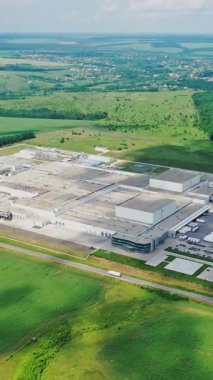 Endüstriyel fabrikanın hava manzarası. Büyük endüstriyel fabrika binalarının insansız hava aracı görüntüsü. Dikey video