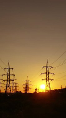 Yüksek voltaj kulesi. Yüksek voltajlı elektrik kulesi hattı. Dikey video