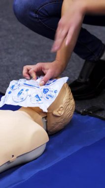 İlk yardım kardiyopulmoner resüsitasyon kursu. İlk yardım eğitim kursunda kardiyopulmoner resüsitasyon gösteren eğitmen. Dikey video