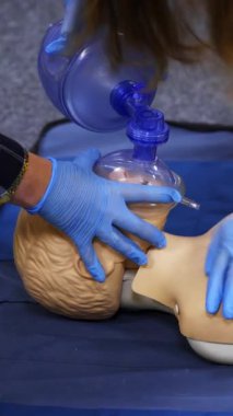 Tıbbi prosedür atölyesi eğitimi. Kardiyopulmoner resüsitasyon ve ilk yardım dersi. Dikey video