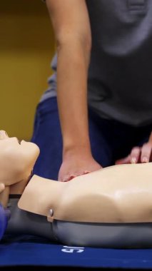 İçeride kardiyopulmoner resüsitasyon eğitimi. Kardiyopulmoner resüsitasyon için ilk yardım eğitimi. Dikey video
