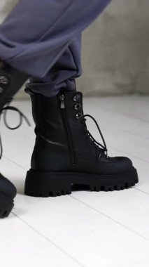 Kadın ayakkabıları galerisi. Zarif kadın moda ayakkabıları poz veriyor. Dikey video