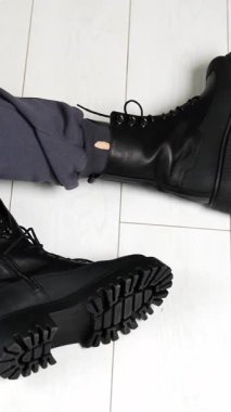 Zarif kadın moda ayakkabıları poz veriyor. Kadın ayakkabıları galerisi. Dikey video