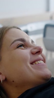 Ultrasonik hamilelik kontrolünde gülümseyen bir kadının yüzündeki mutluluk. Möö 'nün bebeği ekranda görmesini bekliyorum. Kapatın. Dikey video