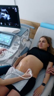 Bekleyen çift ultrason muayenesinde. Doğumdan önce kontrol et. Üst Manzara. Dikey video