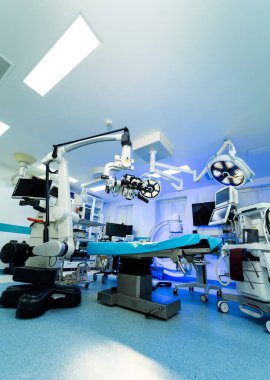 Nöroşirürji ya da kurulum. Nöroloji için modern ameliyathane gelişmiş aletler ve cerrahi işlemler için hazır teknoloji ile donatılmıştır..