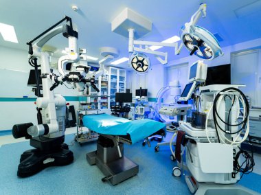 Sinir cerrahisi teknolojisi kurulumu. Gelişmiş cerrahi aletler ve ekipmanlar bir sinir cerrahisi ameliyathanesinde hazırlandı..