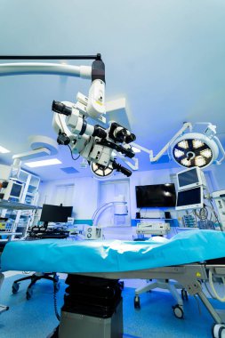 Son teknoloji beyin cerrahisi aletleri. Cerrahi aletler ve mikroskop tam donanımlı bir beyin cerrahisinde ameliyata hazır..