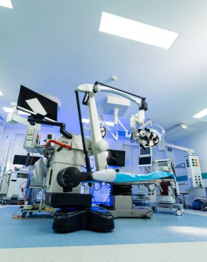 Gelişmiş beyin cerrahisi ekipmanları kullanımda. Ameliyathane yüksek teknolojili cerrahi aletler ve nöroşirürji prosedürleri için monitörlerle donatılmıştır..