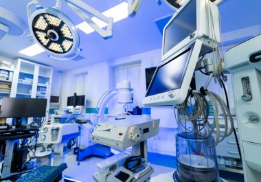 Nöroşirürji ya da kurulum. Gelişmiş teknoloji ve cerrahi aletlerle nörocerrahi için donatılmış modern ameliyathane işleme hazır..